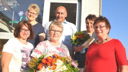 Bild: es
Nach 20 Jahren als Reinigungskraft an der Schule Tännesberg geht Irmgard Kappl (vorne, Mitte) in den verdienen Ruhestand.Dafüür dankten ihr Schulleiterin Ulrike Uhlemann (rechts), Elternbeiratsvorsitzende Edeltraud Zitzmann, Bürgermeister Max Völkl (hinten, Mitte) und Karin Bartmann (links) vom Elternbeirat. Dieser sagte auch Rita Burger (rechts) ein Dankeschön