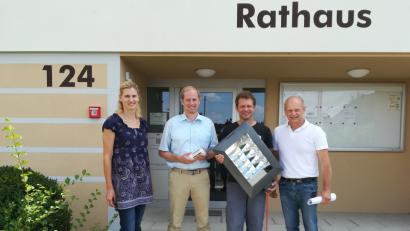Bild: exb
Netzcenter-Leiterin Katja Lindner, Bürgermeister Konrad Kiener, Wolfgang Geitner und Gerhard Schmerber (von links) vor dem Rathaus.