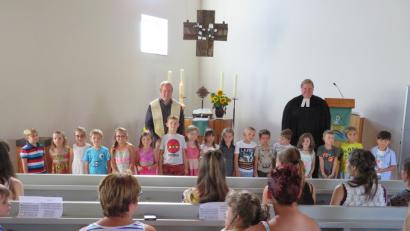 Bild: adj
Pfarrer Ulrich Gruber (rechts) und Pfarrer Markus Nees (links) gaben den Maxis den Segen .