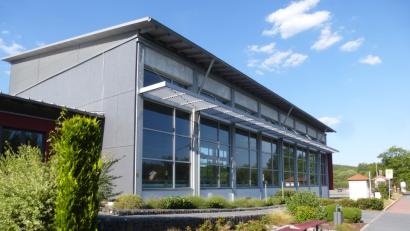 Bild: bk
Die Fensterfront an der Südseite des Hallenbads wird ausgetauscht. Die alten Elemente sind marode.