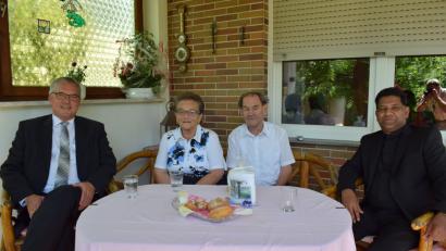 Bild: bnr
Bürgermeister Richard Tischler (links) und Pfarrer Pater Georg Prampilthadathil (rechts) gratulierten den Eheleuten Erna und Johann Zwack zur Diamantenen Hochzeit.