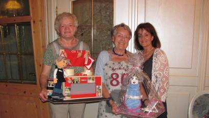 Bild: sei
Margreth Leupold (Mitte) feierte mit ihren Kochkursdamen ihren 80. Geburtstag. Die Feier organisierten Isolde de Lange (rechts) und Angelika Janner (links) die fantasivoll gesaltete Geschenke überreichten.