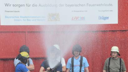 Bild: mde
Die Teilnehmer trainieren den Umgang mit dem Hohlstrahlrohr. Durch die Abgabe von mehreren kurzen Sprühstößen im Winkel zur Decke des Raumes können der heiße Rauch und das Feuer gut abgekühlt werden.