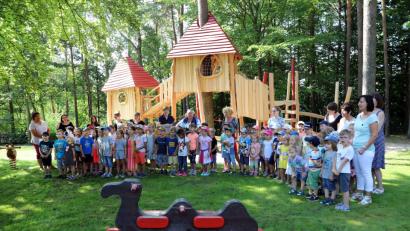 Bild: Gerhard Götz
Die Mädchen und Buben des Kindergartens Regenbogen in Wackersdorf dichteten „The Lion Sleeps Tonight“ um. Im Refrain sangen knapp 80 Kinder: „I gfrei mi so“.