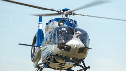 Bild: Wolfram Kastl
Der Airbus-Polizeihubschrauber des Typs H 145 fliegt.