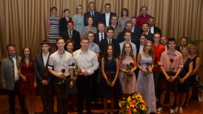 Bild: dob
Carina Würfl aus Vohenstrauß (vorne, Sechste von links) und Markus Meckl aus Spielberg (Fünfter von links) waren dieses Schuljahr mit einem Notendurchschnitt von 1,22 Schulbeste an der Pfalzgraf-Friedrich-Mittelschule.