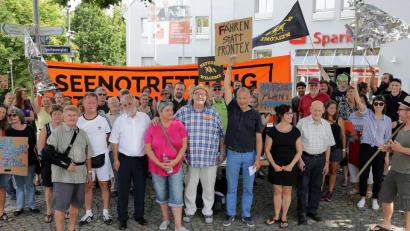 Bild: Steinbacher
Eine andere Flüchtlingspolitik ist nötig, um Flüchtlinge vor dem Ertrinken zu retten, bekundeten die Teilnehmer bei der Kundgebung. Im Namen der Veranstalter bedankte sich Hans Lauterbach von „Sulzbach-Rosenberg hilft“ (Mitte, mit Schild) für die große Teilnahme.