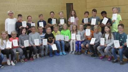 Bild: mez
Voller Stolz präsentieren die Kinder der Grundschule Immenreuth ihre Ehrenurkunde, die sie errungen haben. Rektorin Gudrun Lehner gratulierte allen jungen Teilnehmern und Teilbei den diesjährgen Bundesjugendspielen in der Grundschule.
