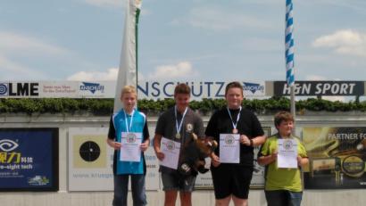 Bild: exb
Andreas Bäumler (links) fährt als Zweitplatzierter der Bayerischen Meisterschaft nun zur Deutschen Schützenmeisterschaft.