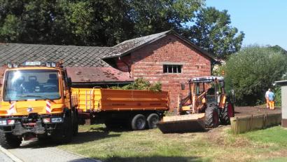 Bild: ld
Die Gemeindearbeiter richten das Umfeld des Schlachthauses her, damit der Startschuss am Montag mit einem Fest über die Bühne gehen kann.