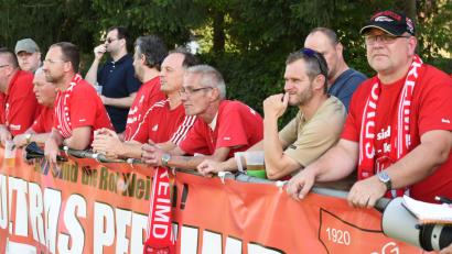 Bild: btg
An der Unterstützung der Anhänger liegt es nicht, dass die SpVgg Pfreimd noch auf den ersten Zähler in der Landesliga wartet. Auch beim ASV Cham werden die Bernklau-Schützlinge wieder lautstark angefeuert.