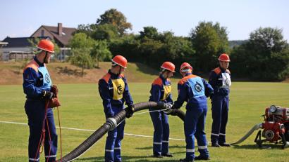 Bild: egl
Löschaufbau: Die Jugendlichen müssen hier Saugschläuche kuppeln.