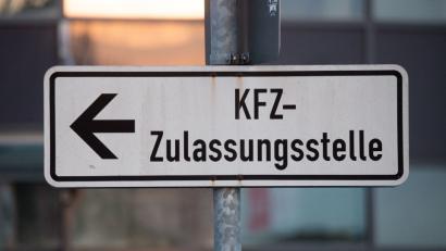 Bild: Armin Weigel/dpa
"KFZ-Zulassungsstelle" steht auf einem Schild.