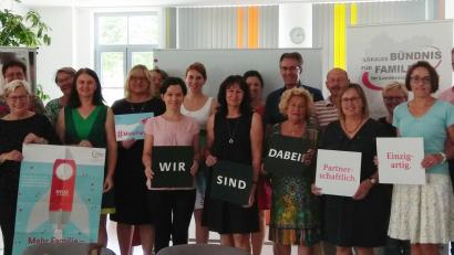 Bild: exb
Die Akteure des Lokalen Bündnisses für Familien mit den beiden Bündniskoordinatorinnen Helga Forster (vorne links) und Dorothea Seitz-Dobler (vorne, zweite von links) beim Status-Workshop.