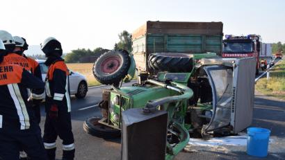 Bild: mde
Als der Fahrer des Traktors von der Staatsstraße nach links in einen Feldweg abbiegen will, wird dieser von einem Auto überholt. Der Audi kracht auf das Vorderrad des Schleppers. Die landwirtschaftliche Zugmaschine stürzt um.