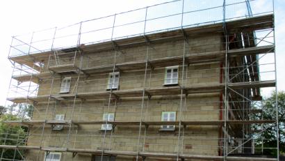 Bild: kkl
Die Sanierung des Bahnhof Neusorg geht voran. Fenster sind bereits eingebaut. Der Phase der Entkernung folgt die Phase der Fassadengestaltung.