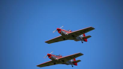Bild: (luf)
Die Kunstflugstaffel Aero Gera ist mit ihren beiden tschechischen Zlin-Maschinen Gast des Fliegerfestes zeigt Formationsflug sowie manchmal spektakulär anmutendes Ballonstechen.	Bild: (luf)