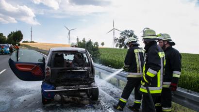 Bild: rw
Ein Smart ist am Freitag nachmittag am Steinbacher Berg in Brand geraten. Die beiden Insassinnen konnten sich retten.