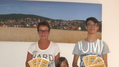 Bild: fvo
Den druckfrischen Ferienprogrammflyer stellen Petra Reil von der Marktverwaltung, die Bürgermeister - Enkeltochter Veronika Beimler und Gemeinde -Praktikant Tobias Sollfrank (von links) vor.