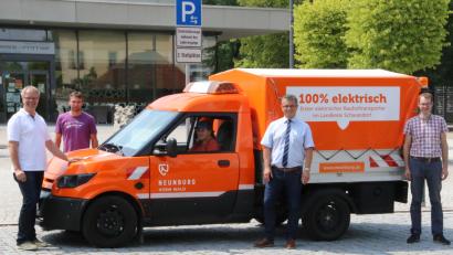 Bild: Mardanow
Den "ersten elektronischen Bauhoftransporter im Landkreis Schwandorf" hat die Stadt Neunburg seit März in Betrieb. Bauamtsleiter Georg Keil, Bauhof-Vorarbeiter Christian Neumaier, Bauhof-Mitarbeiterin Maria Mehrl (am Steuer), Bürgermeister Martin Birner und Christoph Nißl (Autohaus Nißl) stellten das Fahrzeug vor.
