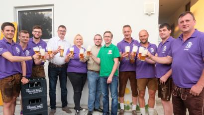 Bild: ohr
Traditionell veranstaltet die Faschingsgesellschaft die Stullner Kirwa am letzten Augustwochenende. Der „Ferschl-Bräu“ lud zur Bierprobe ein. Brauer Jürgen Ferschl (grünes Hemd) Bürgermeister Hans Prechtl, Präsidentin Marion Raab und Koch Christian Farchmin (Vierte bis Sechste von links) sowie die Mitglieder (von rechts) Georg Raab, Robert Gresser, Bernhard Kloner, Helmut Sorgenfrei und (von links) die beiden „Vizes“ Andreas Pusch, Reinhard Schönberger und Matthias Harrer stießen auf ein gutes Gelingen an.