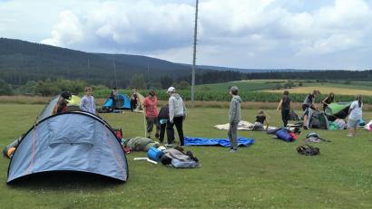 Bild: rgr
Die Schülerinnen und Schüler der 5. und 6. Klasse der Mittelschule bauen ihre Zelte auf.