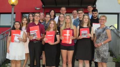 Bild: adj
Bei der Abschlussfeier gibt es Auszeichnungen für die besten Mittelschüler. Vorne von links: Kader Karayol, Franziska Buckenleib, Michelle Seidel, Lukas Bruischütz, Jacqueline Holzer, Michelle Varnhold, Julia Schmidt, Marie Adam, Andreas Schmidt, Julia Stangl, Berdan Kayhalar und Schulleiterin Gabriele Reitinger-Maier. Hinten von links: Petra Schulenburg, Tanja Schiffmann, Ernst Schicketanz, Richard Neumann und Michael Neumann.