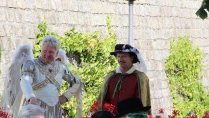 Bild: Uli Piehler
In Wutschdorf haben die Proben für die Freilichtaufführung des Brandner Kaspar begonnen. Norbert Altmann (links) ist Vorsitzender der Freudenberger Bauernbühne und spielt den Erzengel Gabriel.