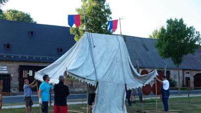 Bild: jzk
Mitglieder der Stadtwache errichten ein Zelt für das Feldlager.