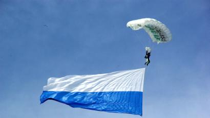 Bild: exb
Die Gruppe "Magic Wings" werden die Hauptattraktion des 37. Gramaufests sein. Die Springer versuchen aus 2.500 Metern Höhe eine Punktlandung hinzubeikommen.