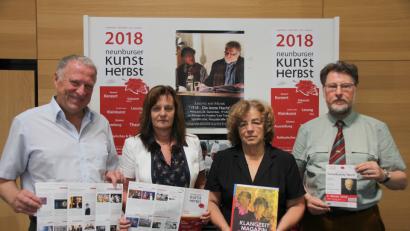 Bild: Mardanow
Das Programm des Neunburger Kunstherbstes präsentieren (von links) Vorsitzender Peter Wunder, Hallenmanagerin Rosa Schafbauer, Stadträtin Margot Weber und Klassik-Beauftragter Karl Stumpfi.