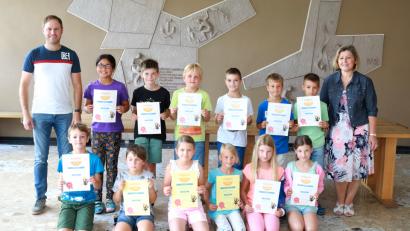 Bild: njn
Die besten Leser der Grundschule im Antolin-Programm erhielten Urkunden. Mit auf dem Bild Lehrer Benjamin Koppmann (links) und Konrektorin Beate Koch (rechts).