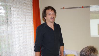 Bild: bjp
David Neidl stellt die Planentwürfe für den Solarpark Kurbersdorf II im Trabitzer Gemeinderat vor.