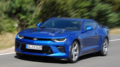 Bild: Michael Ascherl
Man hört ihn, ehe man ihn sieht: Im Chevrolet Camaro arbeitet ein Achtzylinder-Sauger der alten Schule. „Smallblock“ nennen die Amerikaner den Motor mit dem für europäische Verhältnisse gewaltigem Hubraum von 6,2 Litern. Da erscheint der Testverbrauch von 12,8 Litern fast schon angemessen.