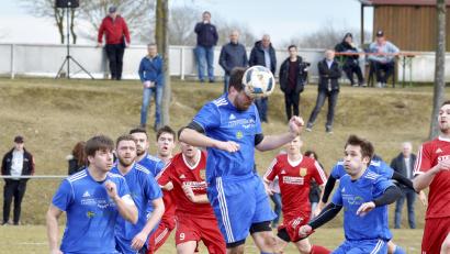 Bild: Hubert Ziegler
Die DJK Ensdorf (blaue Trikots) war eine der wenigen Mannschaften, gegen die der SV Hahnbach in seiner Meister-Saison nicht gewann. Im Hinspiel in Hahnbach gab es ein 1:1-Unentschieden, in der Rückrunde ein 2:2.

Bild: Ziegler