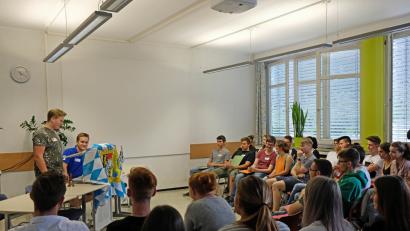 Bild: twi
Beim Planspiel spricht ein Schüler als Abgeordneter im Plenum für seine Fraktion, dahinter der Landtagspräsident.
