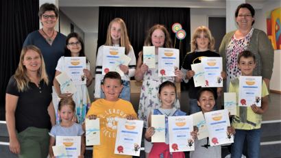 Bild: rgr
Beim "Antolin"-Lese-Wettbewerb wurden 72111 Lesepunkte gesammelt. Die Klassensieger der Grundschule erhielten "Antolin"-Urkunden und Buchgutscheine, die Förderlehrerin Sabine Arnold (links oben) sowie die Elternbeiräte Melanie Richter (links unten) und Susanne Schnabel (rechts oben) überreichten.