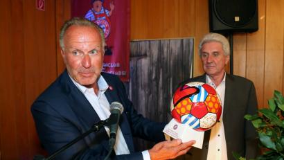 Bild: mef
In Floß verteilte Karl-Heinz Rummenigge (links) Geschenke an Fanclub-Chef Gerhard Stadler. Annsonsten teilte der Bayern-Vorstandschef am Freitag gegen den DFB so richtig aus.