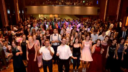 Bild: dob
Es ist eine Pracht, als die 35 Tanzpaare der Realschule mit ihren Vortänzern in der Stadthalle auf dem Parkett auflaufen.
