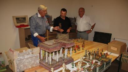 Bild: kro
Alfons Mehler (links) bei der Übergabe vieler Krippenfiguren. Mit dabei waren Paulus Mehler (Mitte) und Hans Lindner (rechts), Vorsitzender der Tirschenreuther Krippenfreunde.