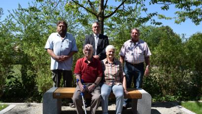 Bild: bnr
Die Wanderfreunde Pfreimd haben eine Ruhebank für die Urnengrabanlage gestiftet. Unser Bild zeigt stehend von rechts: Vorsitzenden Xaver Breitschaft, Bürgermeister Richard Tischler und Bildhauer Engelbert Süß. Sitzend Anna und Johann Most.