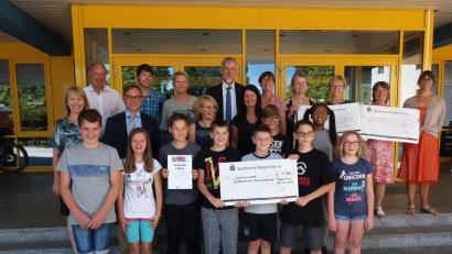 Bild: e
Die Vertreter aller Sieger-Schulen präsentieren stolz ihre Gewinne. Und die Ehrengäste gratulieren.