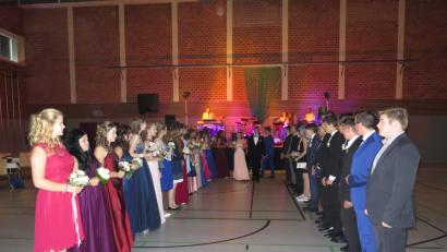 Bild: jzk
Nach der Polonaise stellen sich die 18 Tanzpaare zum ersten Tanz, einem langsamen Walzer, auf.