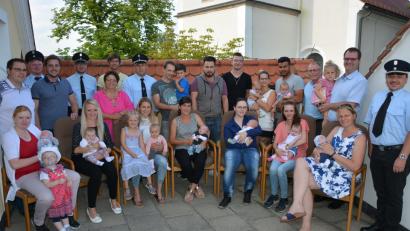 Bild: jr
Beim Neugeborenen-Empfang gratulierte Bürgermeister Max Bindl (3. von rechts) den Eltern zum Nachwuchs. Weitere Glückwünsche gab es vom Jugendbeauftragten Wolfgang Pötzl (6. von links), der Familienbeauftragter Christa Wölfl (5. von links) und dem Konnersreuther Feuerwehrkommandanten Stefan Kreuzer (rechts).