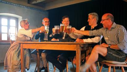 Bild: jrh
Bei ihnen war die Rendite auf dem Prüfstand: (von links) Moderatorin Margit Schießwohl, Werner Braun, Bereichsvorstand Süd der Commerzbank, Christian Hormuth, Direktor Allianz Global Investors GmbH in Frankfurt, Sebastian Hackl, Niederlassungsleiter der Commerzbank Weiden, und Horst Schmidt, Niederlassungsleiter Mittelstand der Commerzbank Weiden.