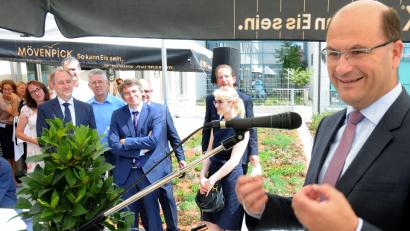 Bild: Stephan Huber
Finanzminister Albert Füracker (rechts) in Höchstform. Am Freitag war er Gast bei der Eröffnung der Psychiatrischen Tageskliniken für Kinder- und Jugendliche sowie Erwachsene in Amberg.