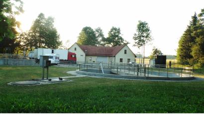 Bild: br
Der Abwasserzweckverband Schlammersdorf-Vorbach will rund 42 500 Euro in die Kläranlage zwischen Moos und Oberbibrach investieren. Der Schwerpunkt liegt auf der Erneuerung der Mess- und Steuereinheit.
