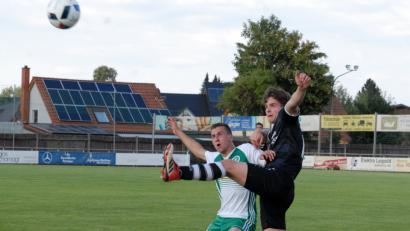 Bild: Gebert, Rudolf
0:0 in Herzogenaurach, 0:0 gegen Friesen: Der SV Mitterteich ist mit zwei Punkteteilungen in die Saison gestartet. Das Bild zeigt den neuen Kapitän Manuel Dürbeck (hinten) in der Partie gegen Friesen im Zweikampf mit Kai Aust. Am Samstag treten die Stiftländer beim TSV Kornburg an.