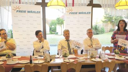 Bild: Hirsch
Jürgen Hanisch, Alfred Jäger, Joachim Hanisch, Richard Tischler und Maria Schlögl (von links) eröffneten den Bezirks- und Landtagswahlkampf der Freien Wähler.
