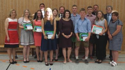 Bild: weu
Die Besten jeder Klasse freuen sich mit ihren Klassenleitern und Rektor Werner Winderl (hinten, rechts) über ihren Erfolg.